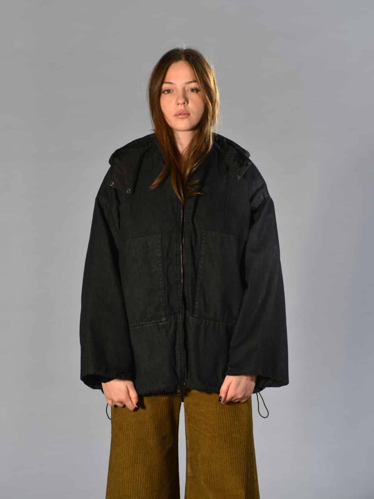 Giacca bomber oversize Kimonorain nera, con cappuccio rimovibile, trapuntatura interna, tasche multiple e chiusura con zip – outerwear tecnico contemporaneo