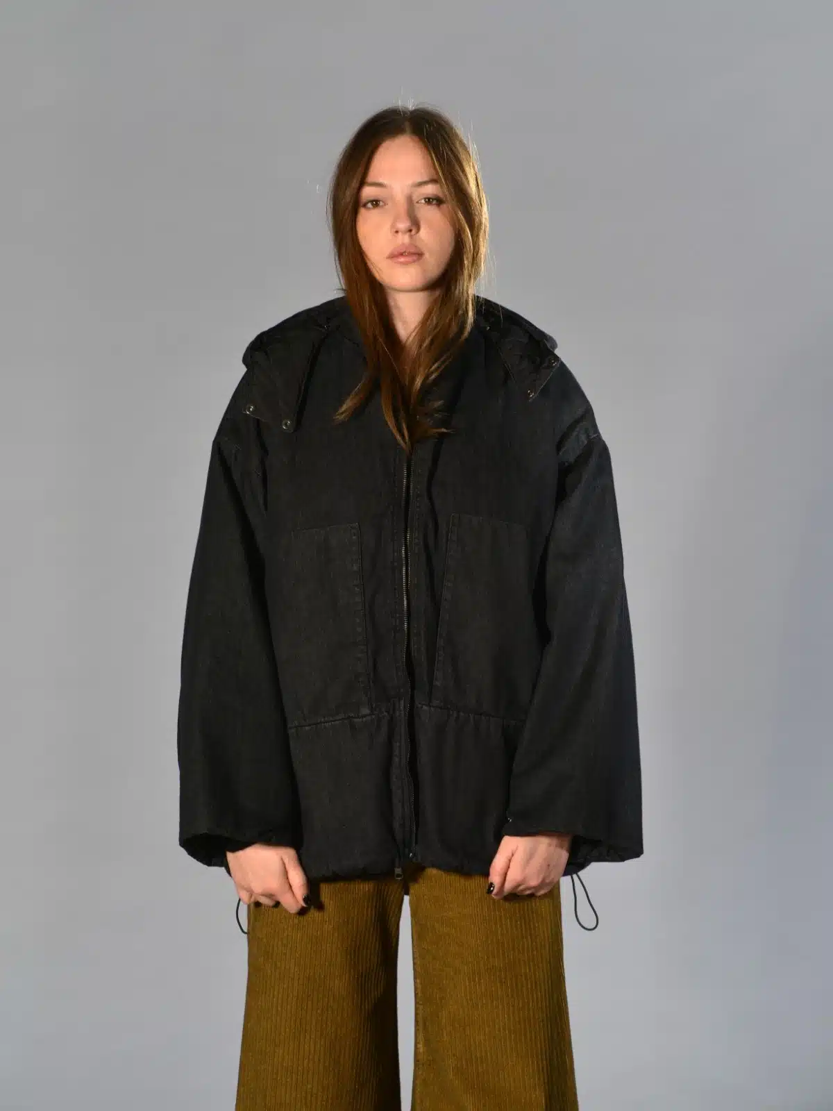 Giacca bomber oversize Kimonorain nera, con cappuccio rimovibile, trapuntatura interna, tasche multiple e chiusura con zip – outerwear tecnico contemporaneo