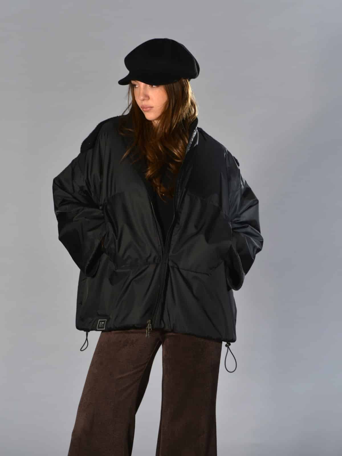 Giacca bomber oversize Kimonorain nera, reversibile con cappuccio rimovibile, tasche multiple, chiusura con zip e interno in lana e fibre miste