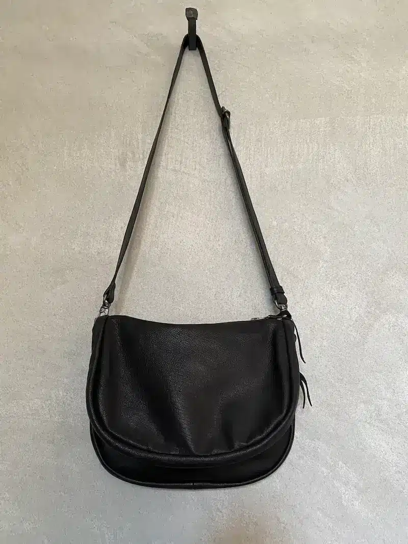 Borsa a tracolla in pelle nera Christian Peau, made in Japan, con doppia tasca e tracolla regolabile.