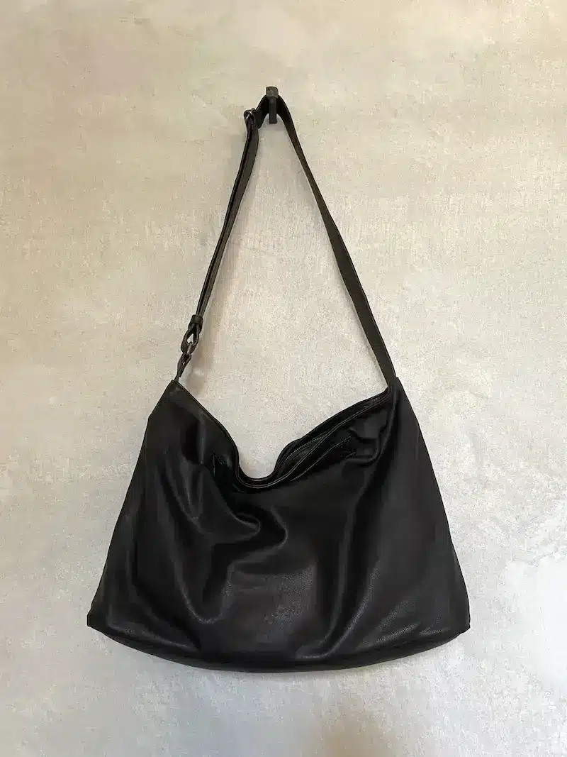 Grande borsa a tracolla in pelle nera Christian Peau, made in Japan, con chiusura a lampo e interni foderati in cotone.