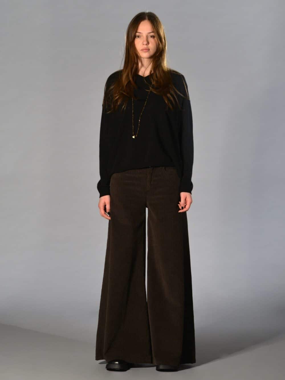 Pantaloni a gamba larga Shaft Jeans in velluto a coste marrone effetto maltinto, modello 5 tasche con bottone in metallo a forma di fiore – pantaloni dal look rétro e morbido