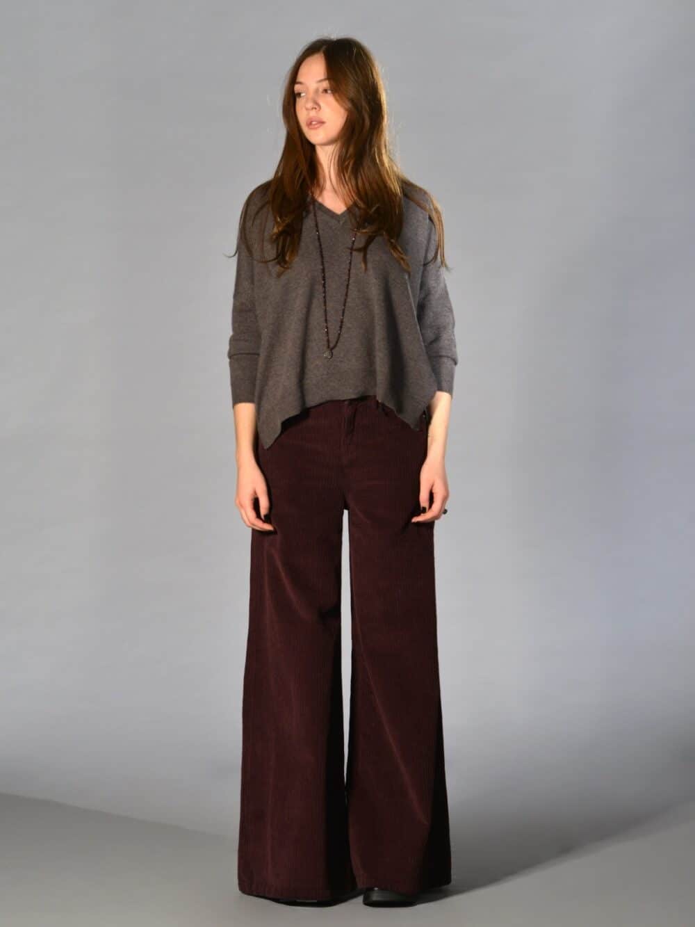 Pantaloni a gamba larga Shaft Jeans in velluto a coste prugna effetto maltinto, modello 5 tasche con bottone in metallo a forma di fiore – pantaloni morbidi dal look rétro