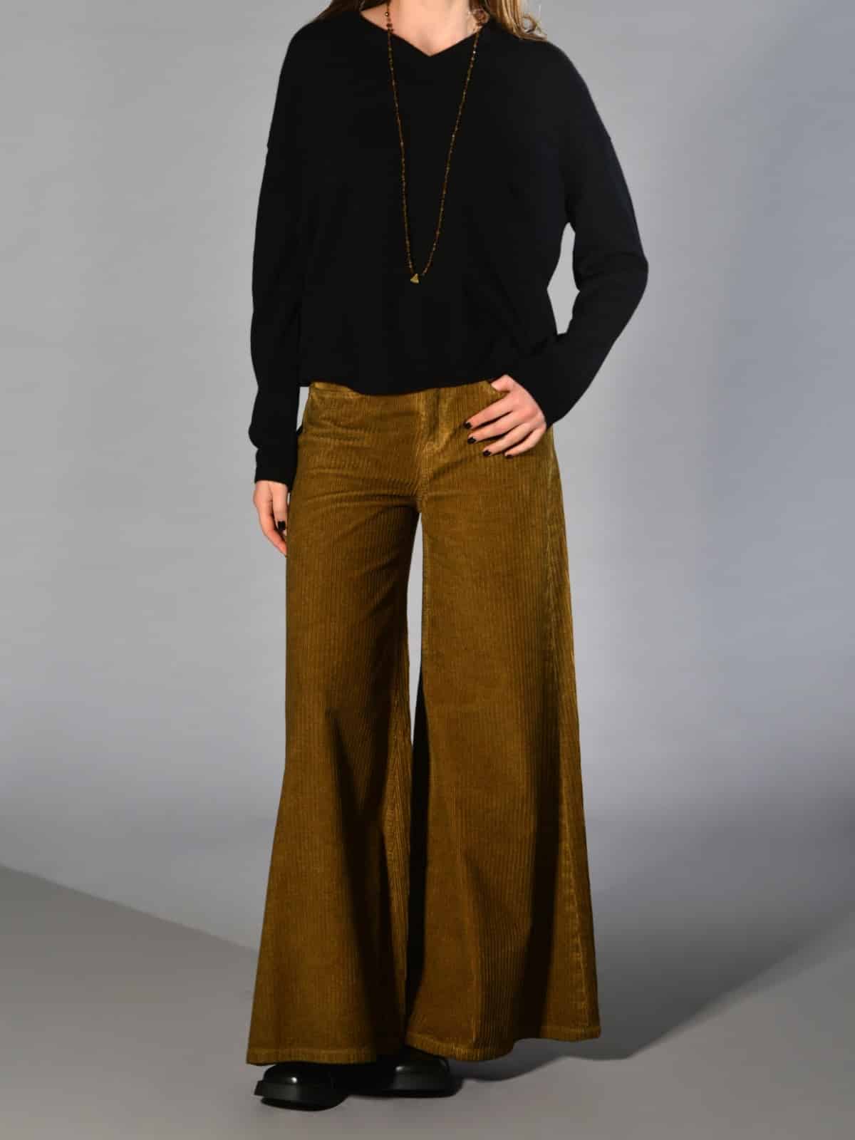 Pantaloni a gamba larga Shaft Jeans in velluto a coste senape effetto maltinto, modello 5 tasche con bottone in metallo a forma di fiore – pantaloni morbidi dal look rétro