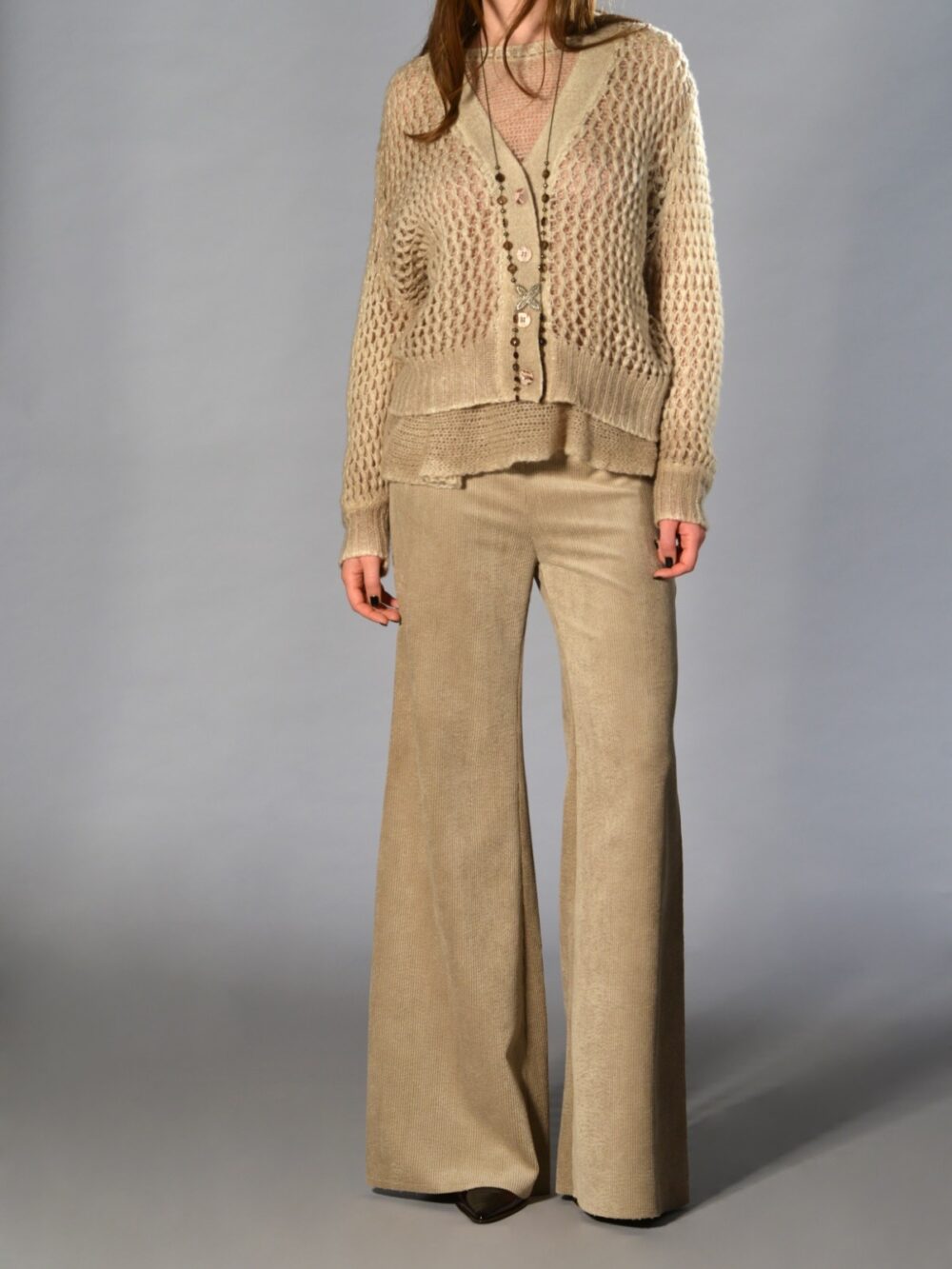 Pantaloni a zampa Marina Lari in velluto a coste beige, aderenti con vita media, zip laterale invisibile e orlo a taglio vivo – pantaloni femminili dal fit slanciato