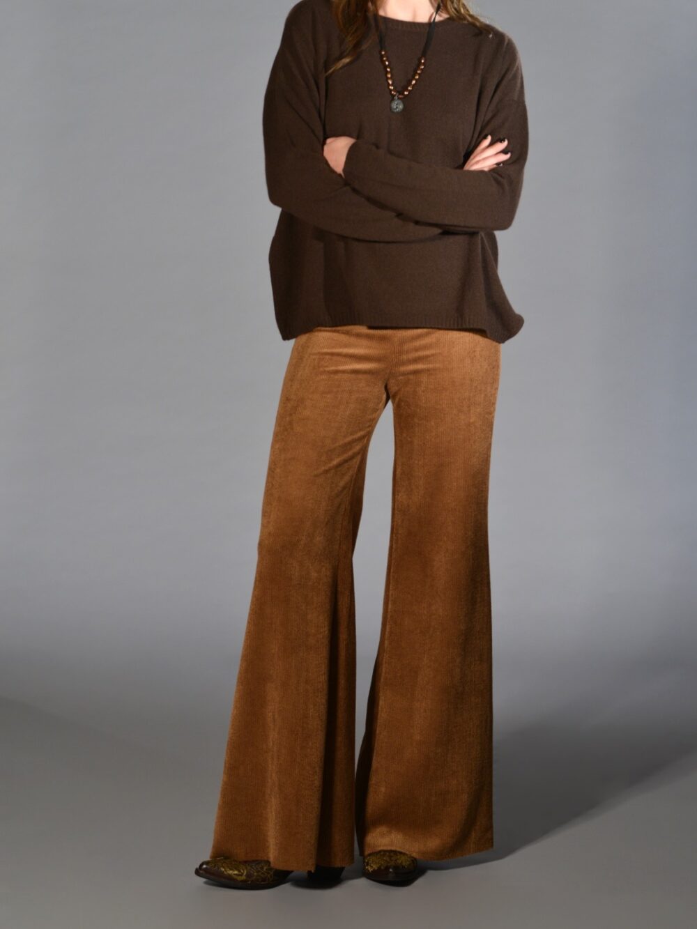Pantaloni a zampa Marina Lari in velluto a coste colore noce, aderenti con vita media, zip laterale invisibile e orlo a taglio vivo – pantaloni femminili dal fit slanciato