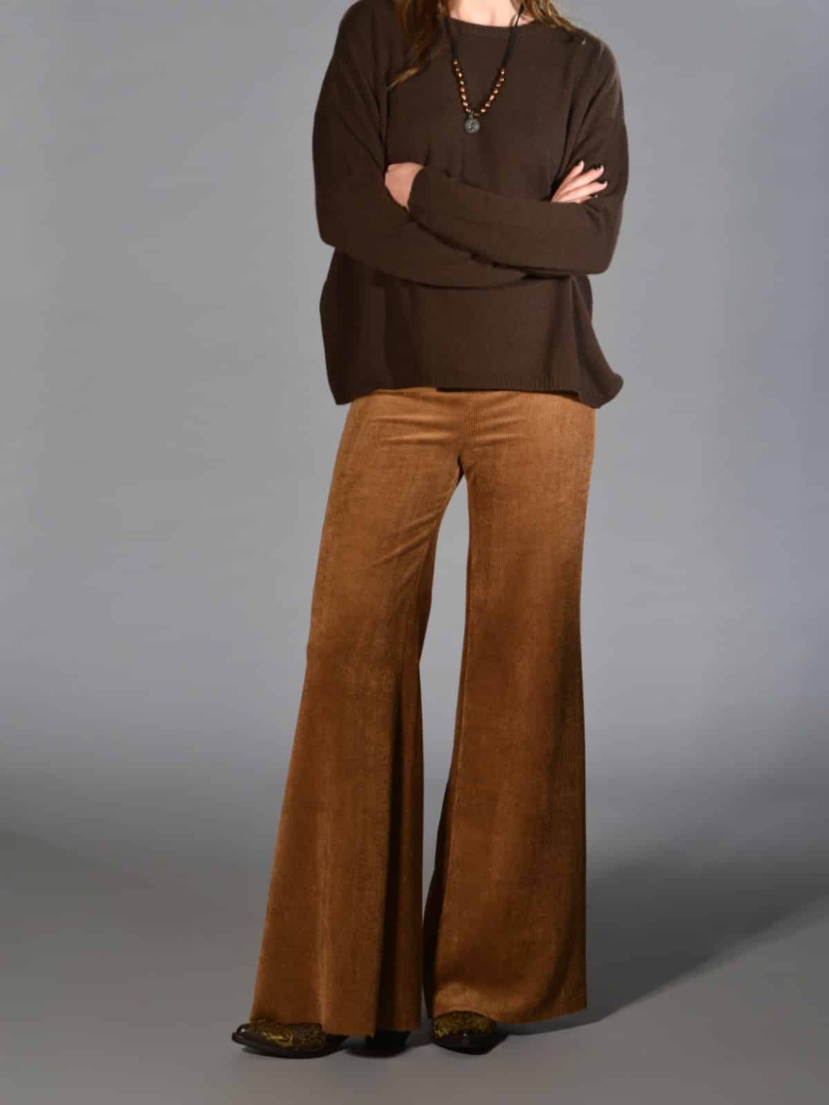 Pantaloni a zampa Marina Lari in velluto a coste colore noce, aderenti con vita media, zip laterale invisibile e orlo a taglio vivo – pantaloni femminili dal fit slanciato