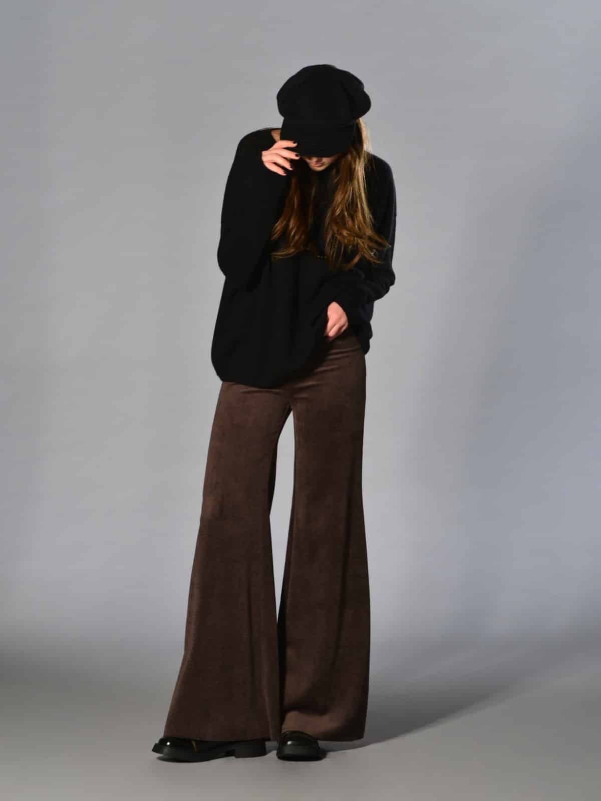 Pantaloni a zampa Marina Lari in velluto a coste marrone, aderenti con vita media, zip laterale invisibile e orlo a taglio vivo – pantaloni eleganti a gamba svasata