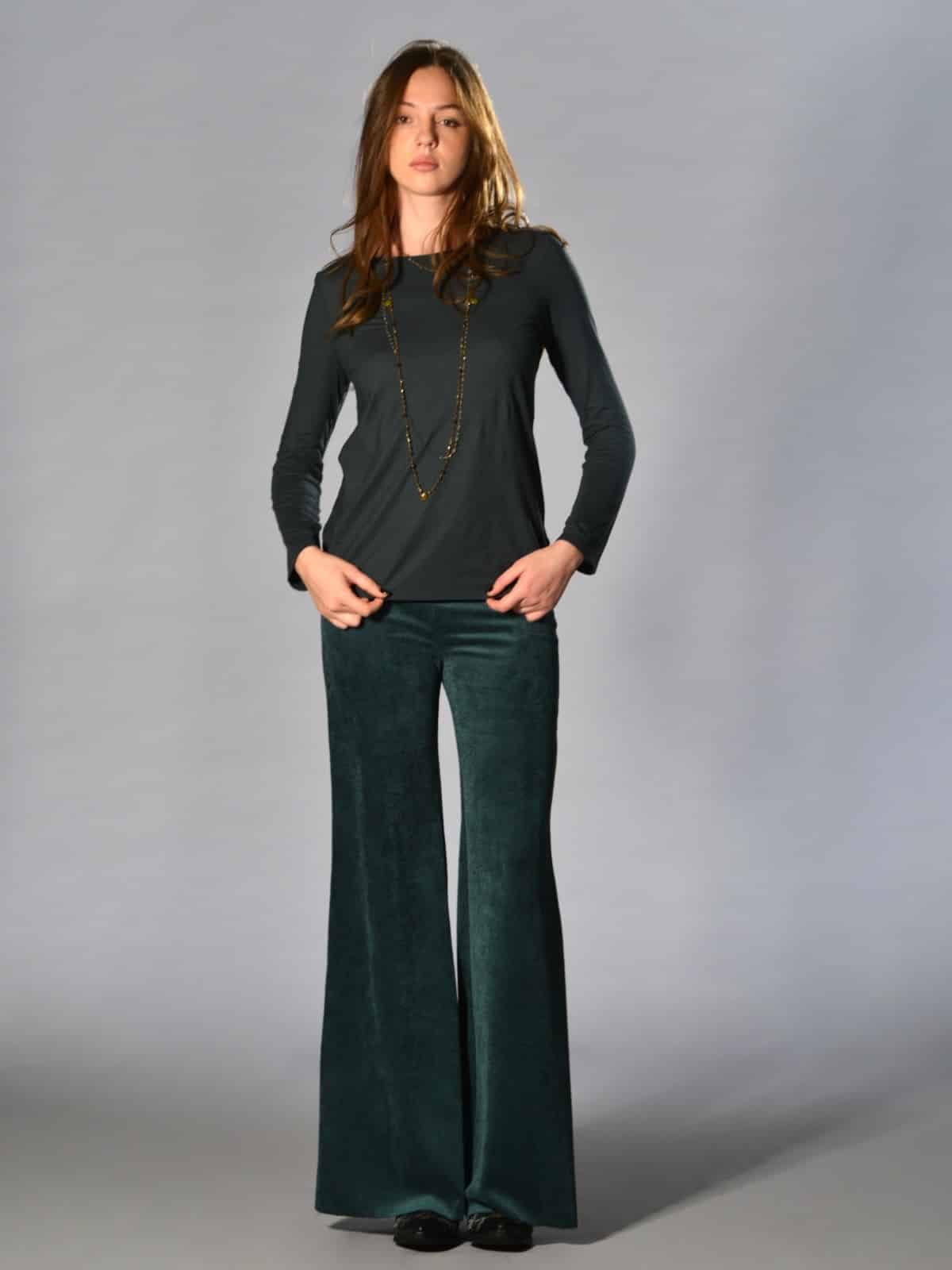 Pantaloni a zampa Marina Lari in velluto a coste verde bottiglia, aderenti con vita media, zip laterale invisibile e orlo a taglio vivo – silhouette slanciata ed elegante