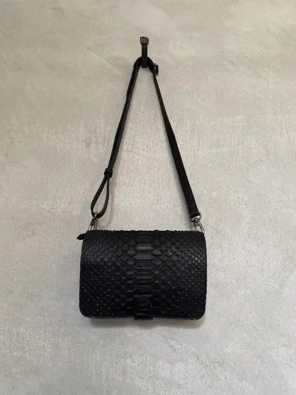 Borsa a tracolla in pelle di pitone nero Christian Peau, modello compatto con tracolla regolabile e chiusure lampo.