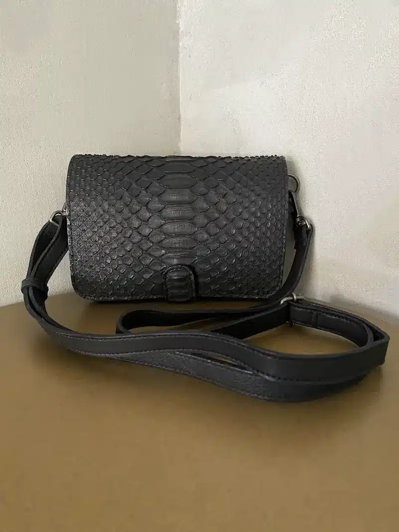 Borsa a tracolla in pelle di pitone nero Christian Peau, modello compatto con tracolla regolabile e chiusure lampo.