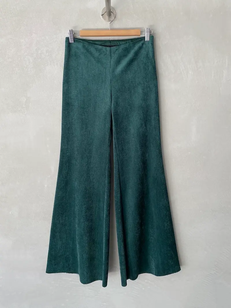 pantaloni velluto zampa verde bottiglia marina lari.jpeg