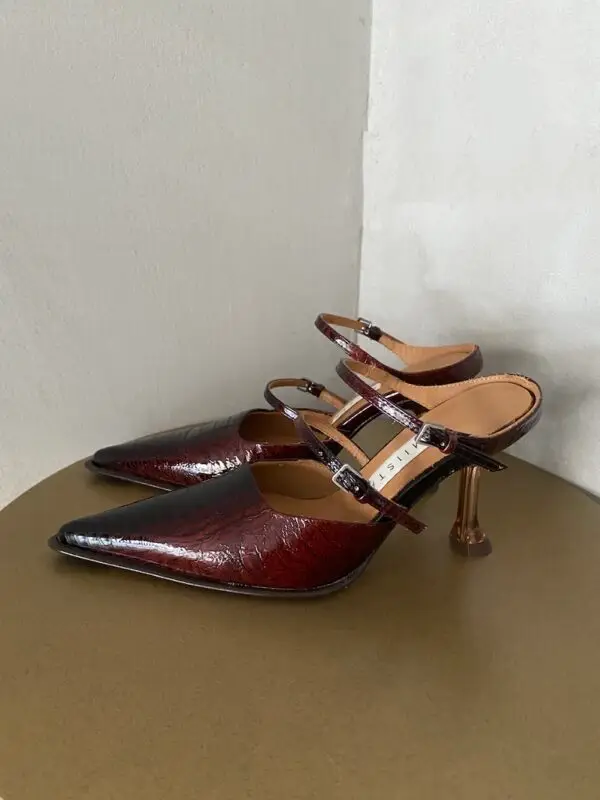 Scarpe slingback in pelle lucida color bordeaux con doppie fasce e fibbie metalliche – design contemporaneo firmato Miista