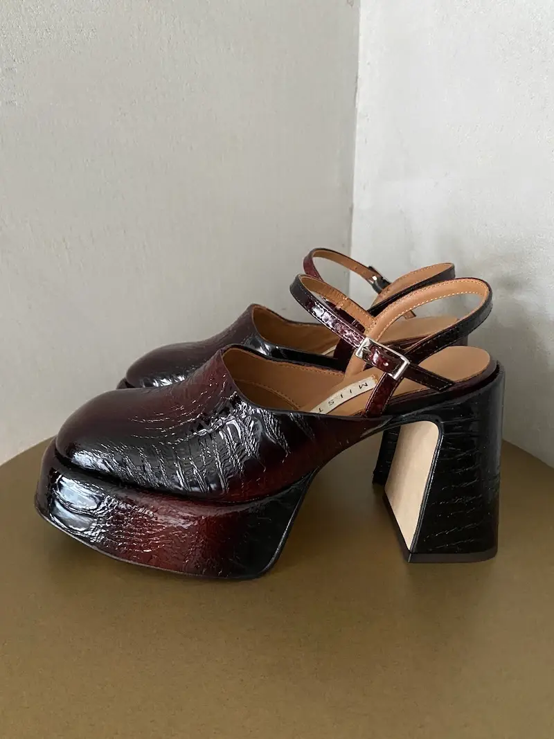 Scarpe Mary Jane in pelle marrone effetto cocco con zeppa e cinturino regolabile – design contemporaneo firmato Miista