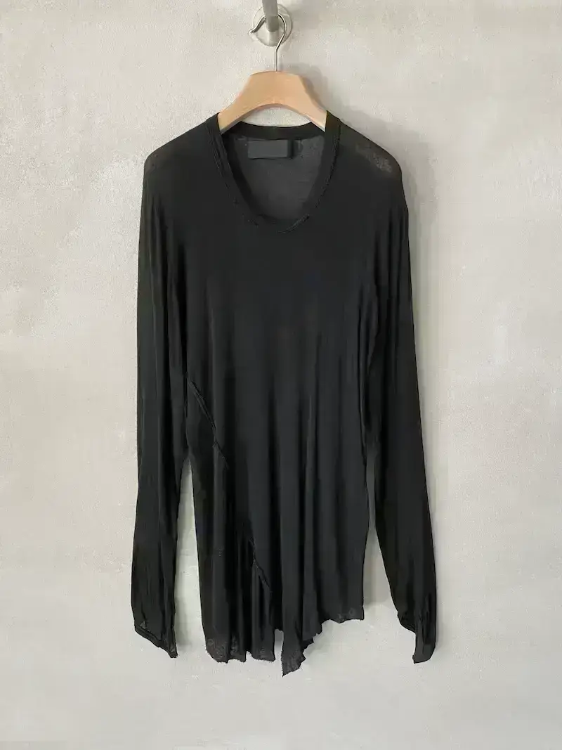 Maglia lunga nera in jersey, con scollo a U, maniche lunghe e orli asimmetrici rifiniti a taglio vivo, Marc Le Bihan.