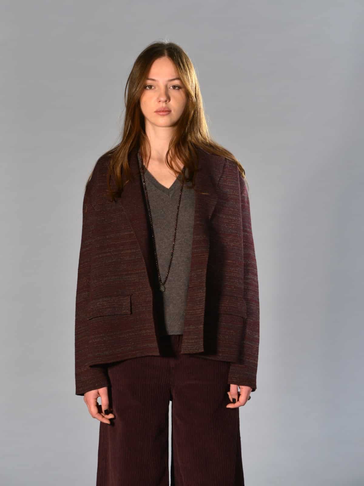 Saldi 97 Giacca oversize in maglia di lana e lino colore bordeaux con tasche a patta e revers classico, firmata Marina Lari.