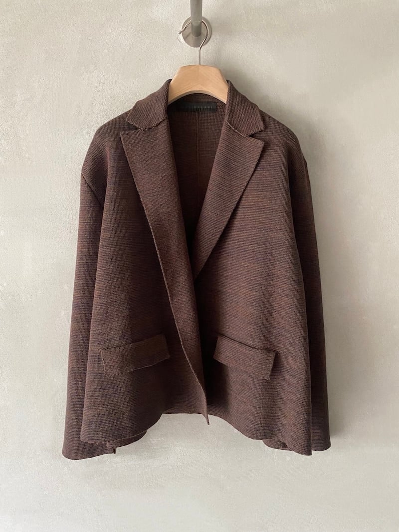 Saldi 103 Giacca oversize in maglia di lana e lino colore marrone con tasche a patta e revers classico, firmata Marina Lari.