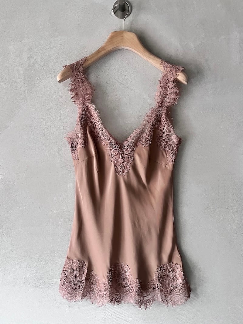 Top in seta color cipria con dettagli in pizzo macramè del marchio Gold Hawk, taglia XS.