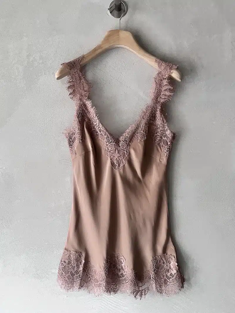 Top in seta color cipria con dettagli in pizzo macramè del marchio Gold Hawk, taglia XS.