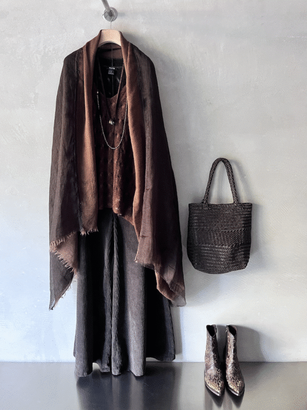 brown outfit pantaloni gamba larga shaft jeans borsa in pelle marrona intrecciata christian peau maglia over con trecce avant toi stole in lana lalaerre