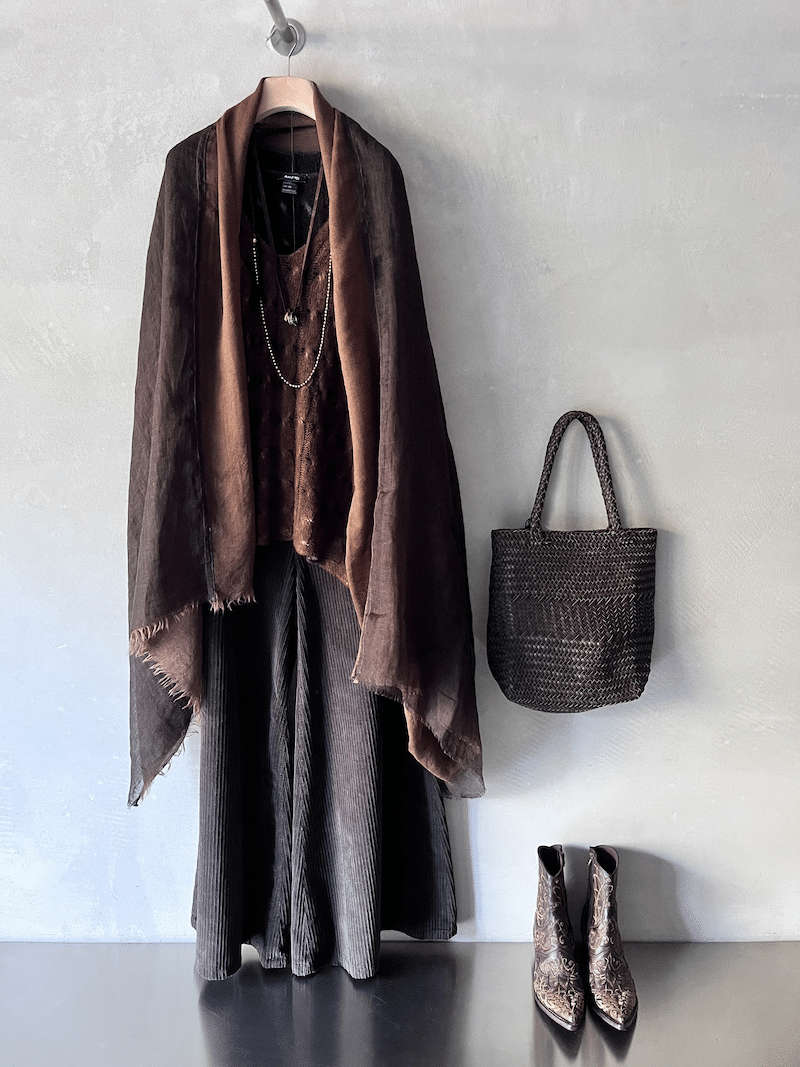 brown outfit pantaloni gamba larga shaft jeans, borsa in pelle marrona intrecciata christian peau, maglia over con trecce avant toi, stole in lana lalaerre