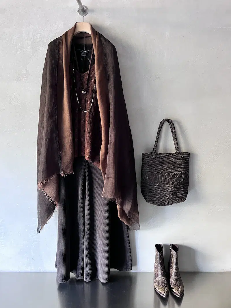 brown outfit pantaloni gamba larga shaft jeans, borsa in pelle marrona intrecciata christian peau, maglia over con trecce avant toi, stole in lana lalaerre