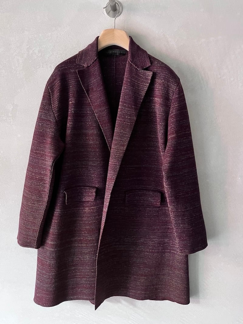 Cappotto over in lana e lino bordeaux melange con revers classico e tasche a patta, firmato Marina Lari Made in Italy.