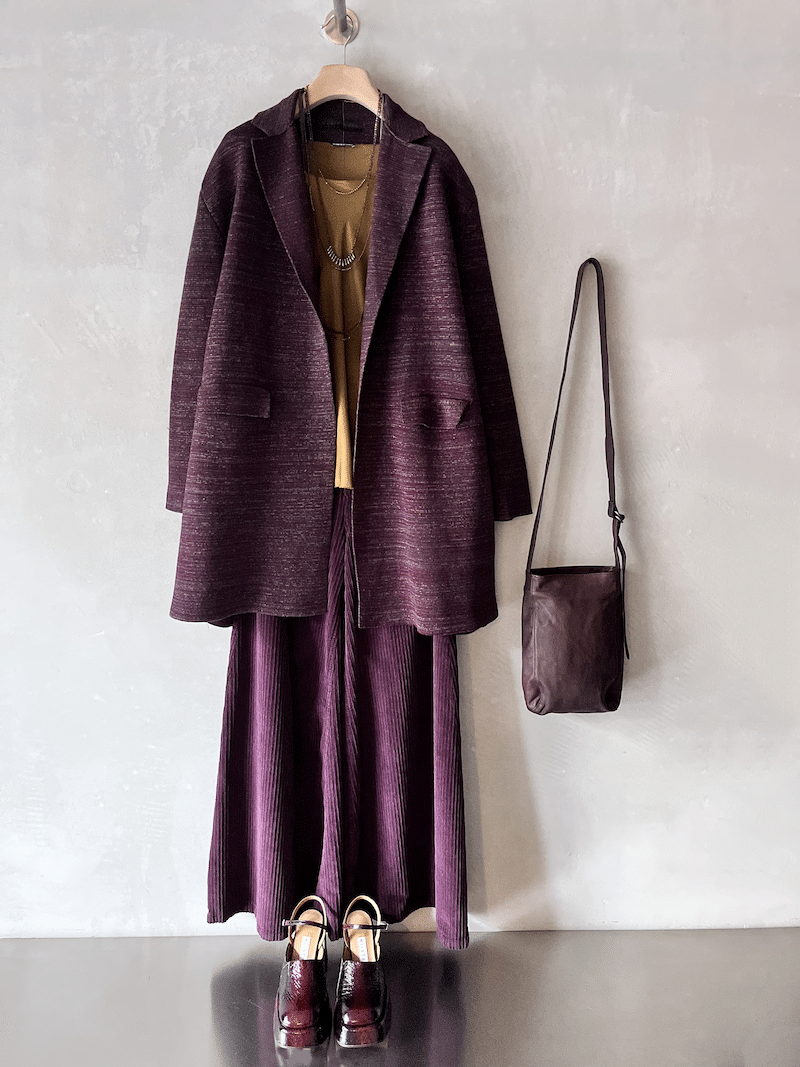 outfit plume pantaloni gamba larga shaft jeans borsa pelle marrona christian peau scarpe con zeppa