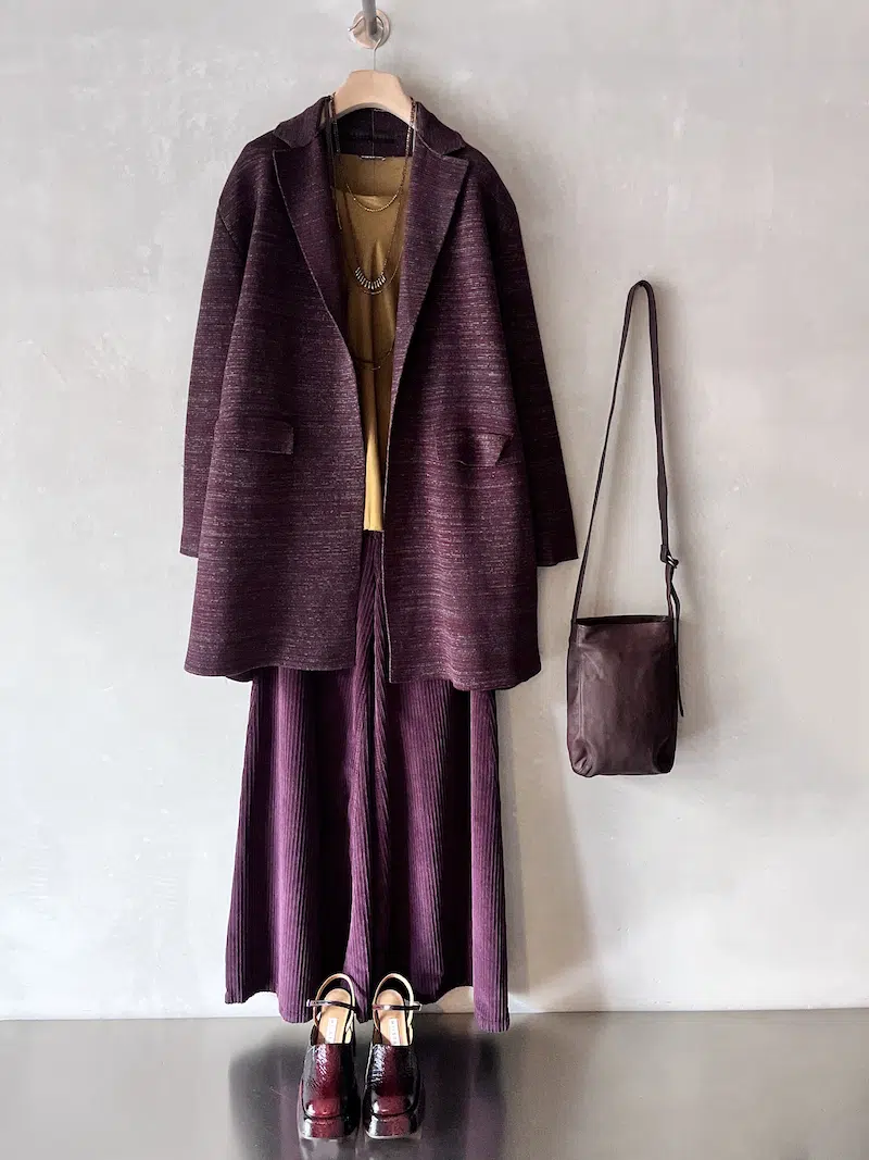 outfit plume pantaloni gamba larga shaft jeans borsa pelle marrona christian peau scarpe con zeppa