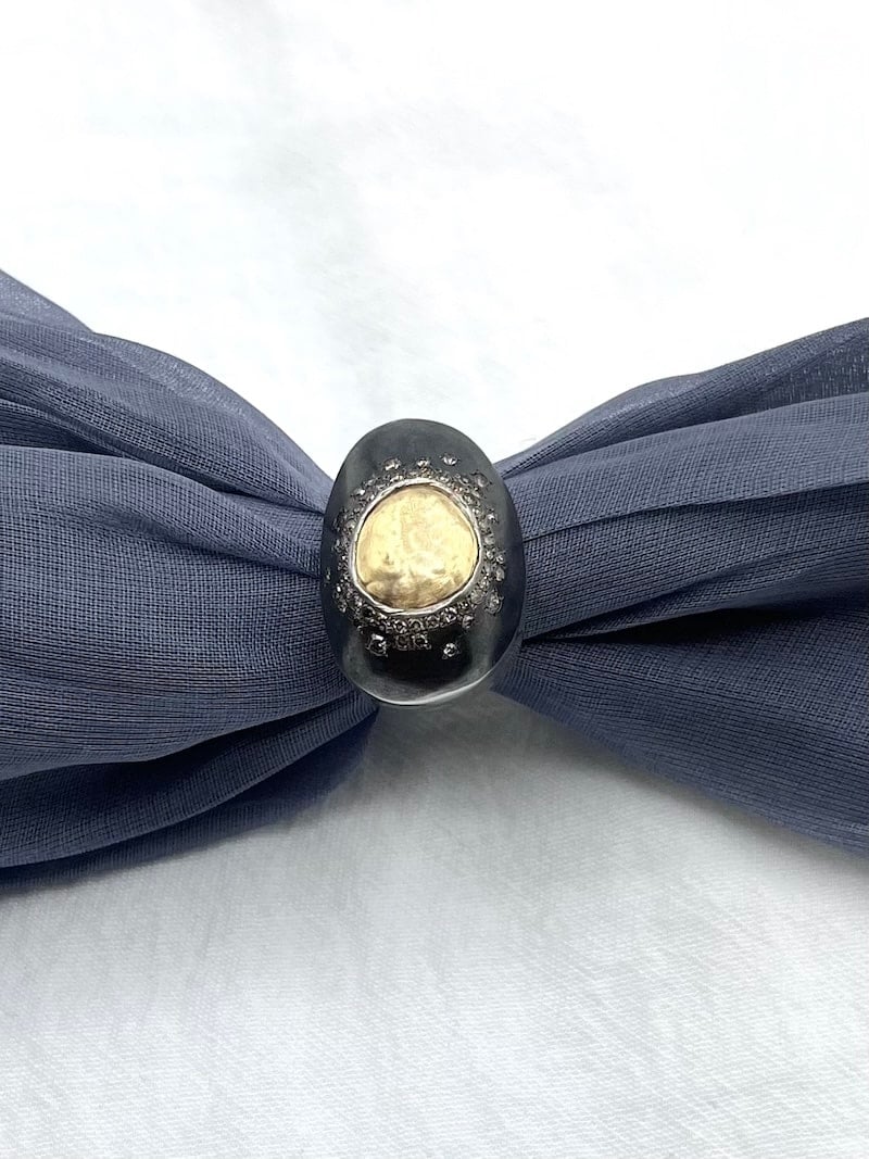 Anello LOUMIA Rosa Maria in argento sterling brunito con elemento centrale in oro 18k e diamanti cognac incastonati.