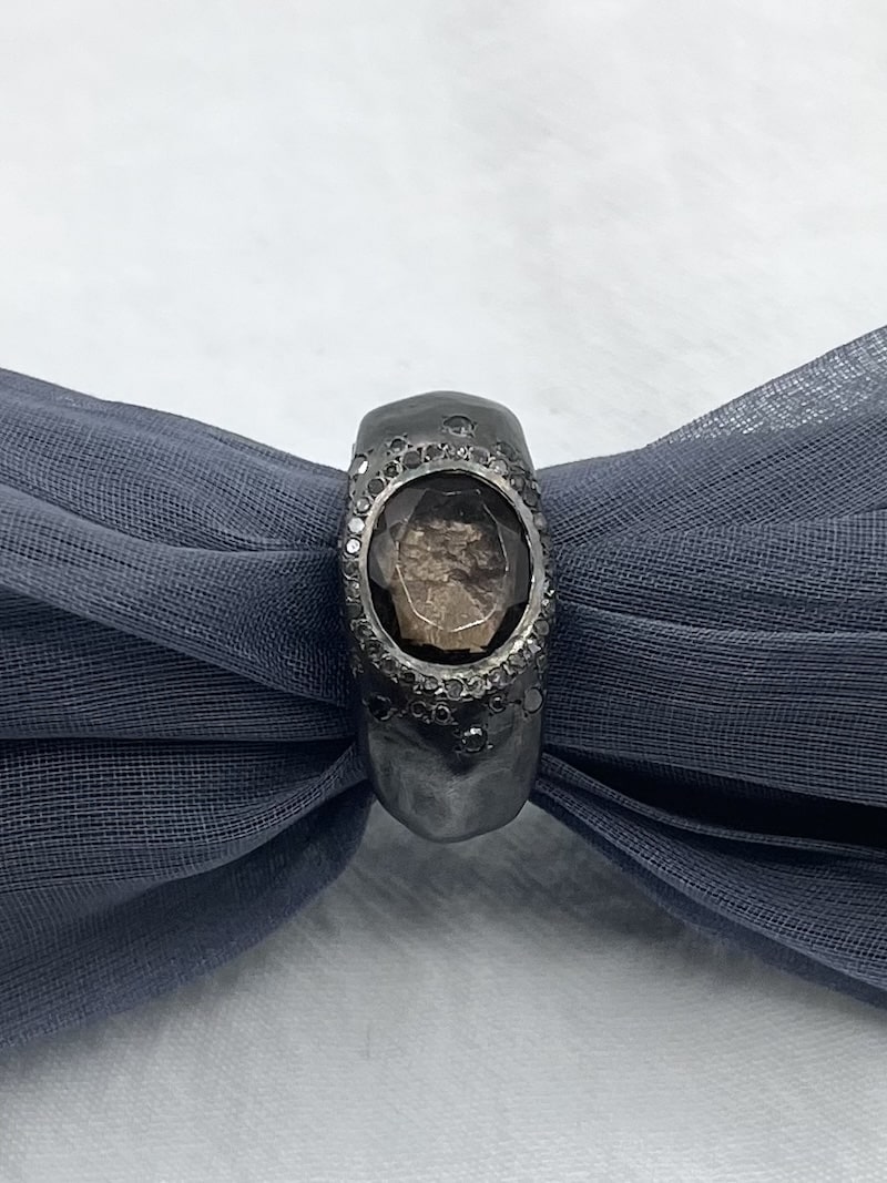 Anello Padma in argento sterling con quarzo centrale e diamanti ice grey Rosa Maria