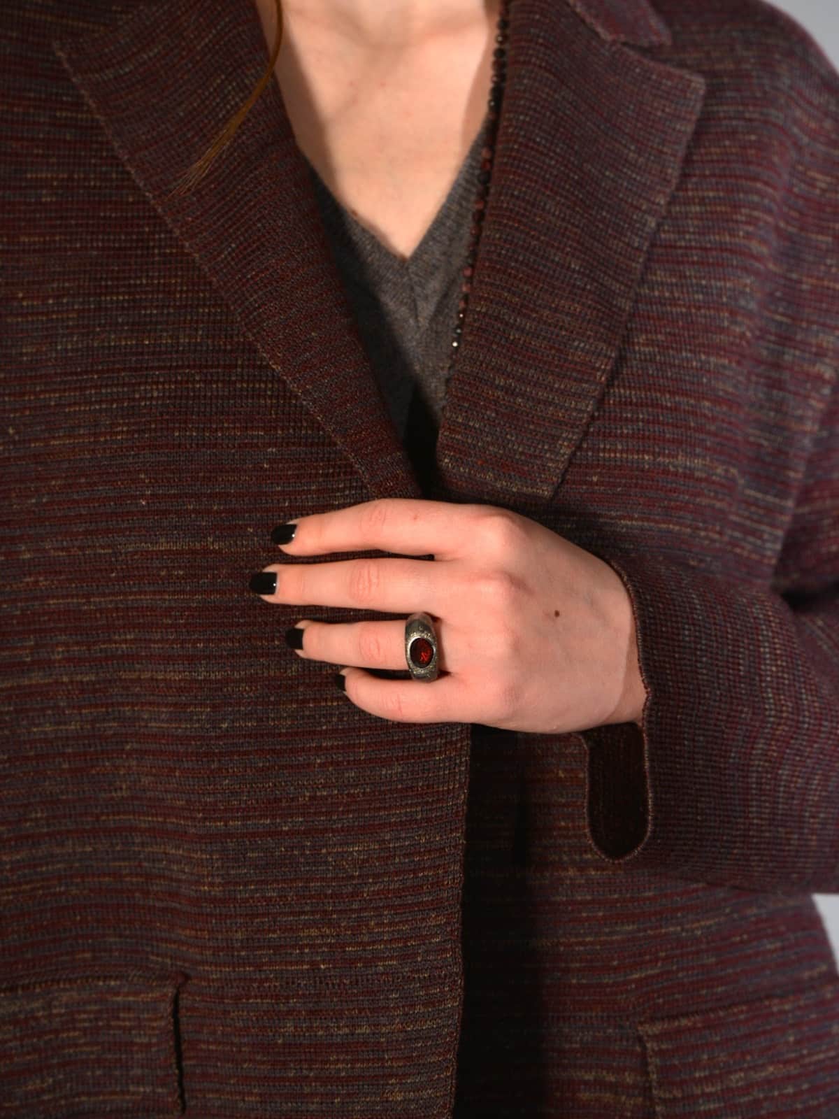 Anello in argento sterling brunito con granato centrale e diamanti cognac Rosa Maria