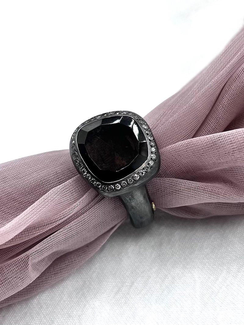 Anello Rosa Maria in argento sterling brunito con quarzo fumé centrale e diamanti fumé