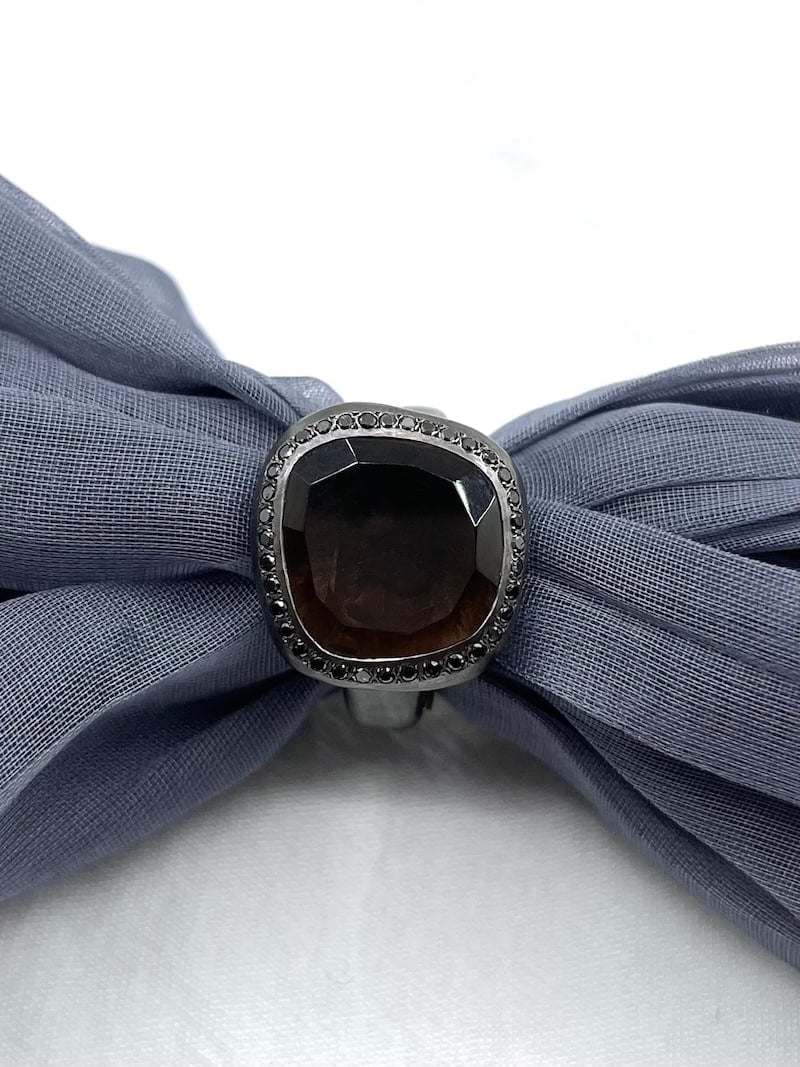 Anello Rosa Maria in argento sterling brunito con quarzo fumé centrale e diamanti neri