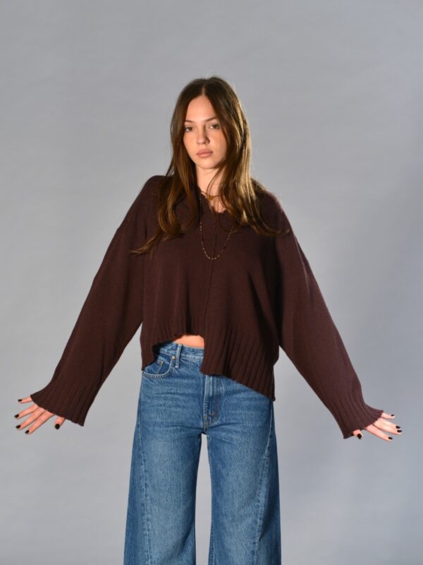 Maglia over boxi Serie Numerica in cashmere riciclato colore prugna, con lunghezze asimmetriche, scollo a V, spalla calata e manica lunga con polso largo – maglieria sostenibile di alta qualità