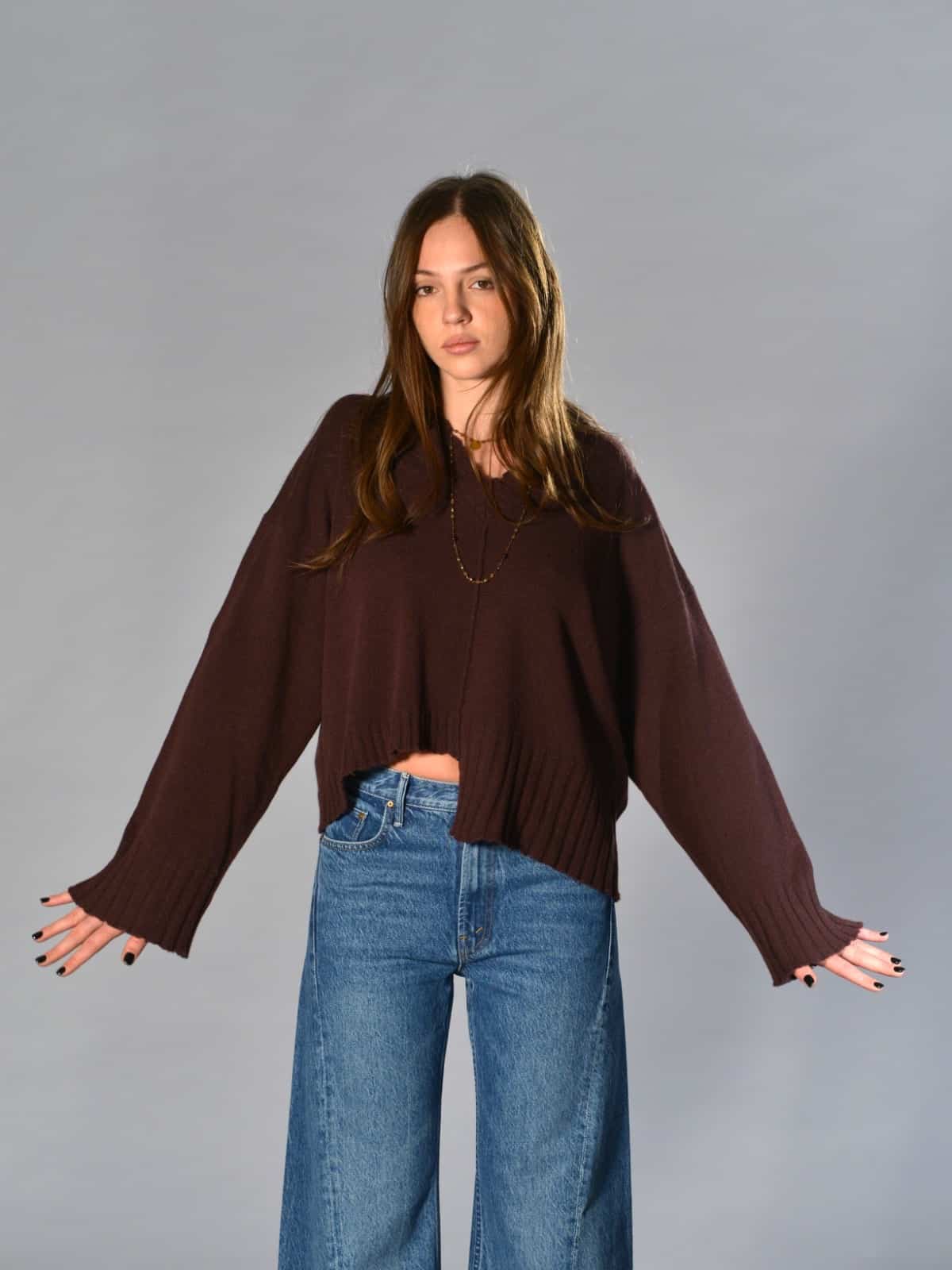 Saldi 55 Maglia over boxi Serie Numerica in cashmere riciclato colore prugna, con lunghezze asimmetriche, scollo a V, spalla calata e manica lunga con polso largo – maglieria sostenibile di alta qualità