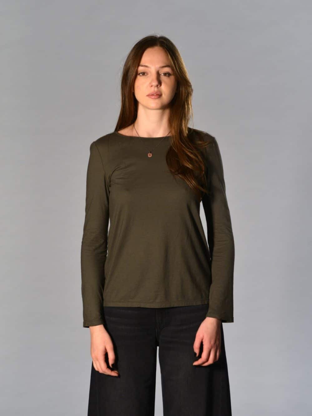 T-shirt slim fango Barbara Tani in cotone e cashmere tinto capo con scollo tondo ampio e manica lunga