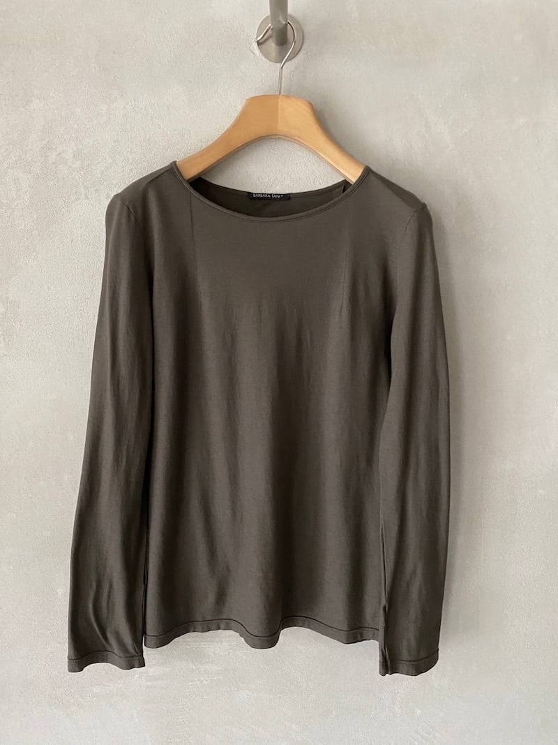 Saldi 8 T-shirt slim fango Barbara Tani in cotone e cashmere tinto capo con scollo tondo ampio e manica lunga