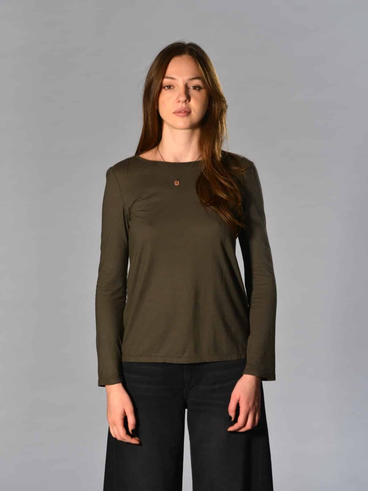 Saldi 7 T-shirt slim fango Barbara Tani in cotone e cashmere tinto capo con scollo tondo ampio e manica lunga