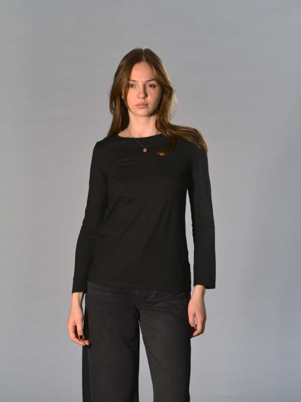 T-shirt slim nera Barbara Tani in cotone e cashmere tinto capo con scollo tondo ampio e manica lunga