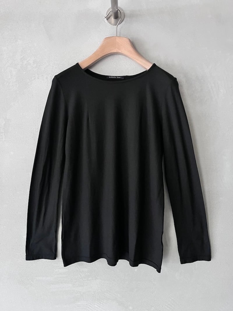 Saldi 2 T-shirt slim nera Barbara Tani in cotone e cashmere tinto capo con scollo tondo ampio e manica lunga