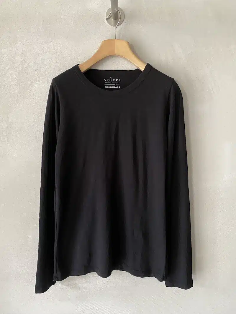 T-shirt nera slim Velvet in cotone tinto in capo con scollo tondo sceso e manica lunga