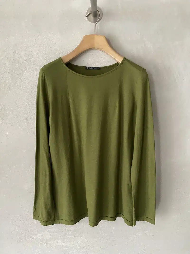 T-shirt slim verde Barbara Tani in cotone e cashmere tinto capo con scollo tondo ampio e manica lunga