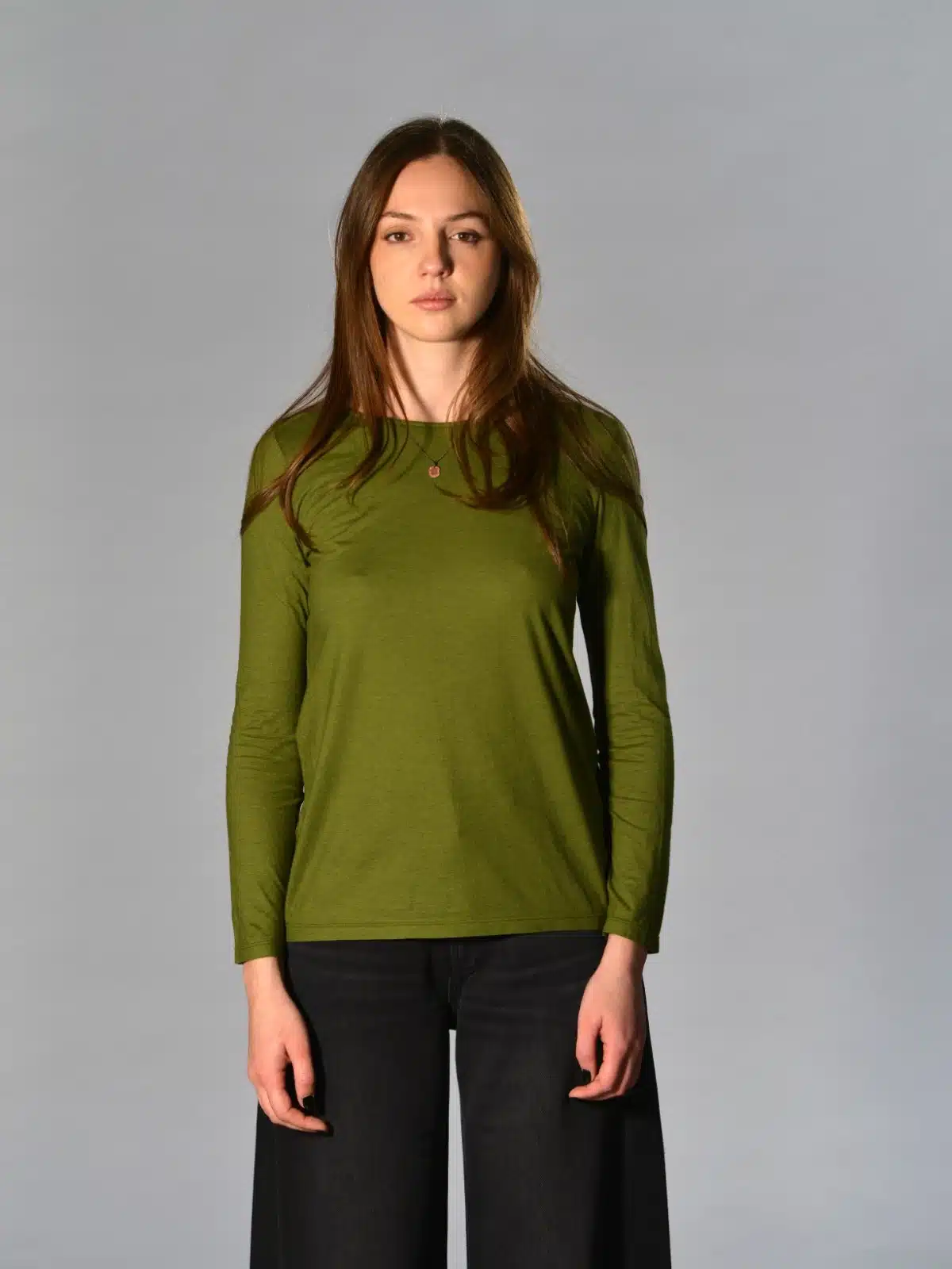 T-shirt slim verde Barbara Tani in cotone e cashmere tinto capo con scollo tondo ampio e manica lunga