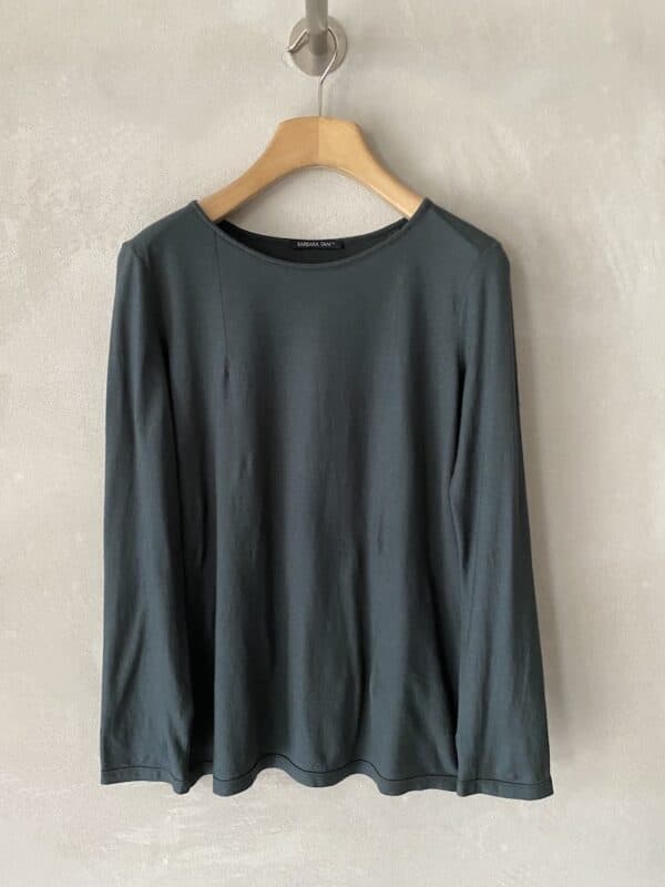T-shirt slim verde bottiglia Barbara Tani in cotone e cashmere tinto capo con scollo tondo ampio e manica lunga