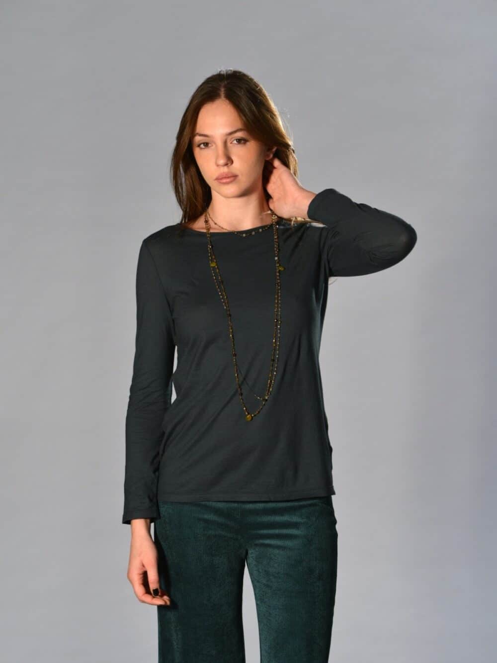 T-shirt slim verde bottiglia Barbara Tani in cotone e cashmere tinto capo con scollo tondo ampio e manica lunga