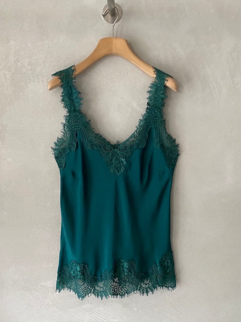 Top verde Gold Hawk in seta con rifiniture in pizzo macramè