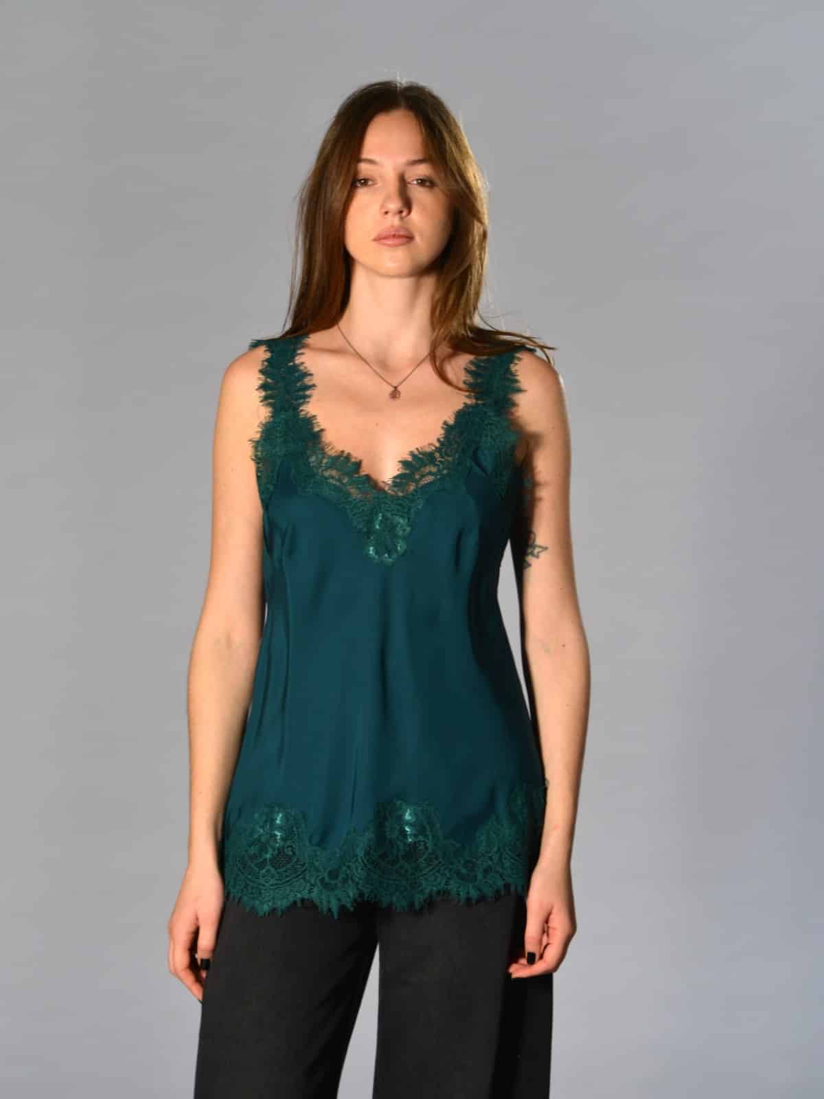 Top verde Gold Hawk in seta con rifiniture in pizzo macramè