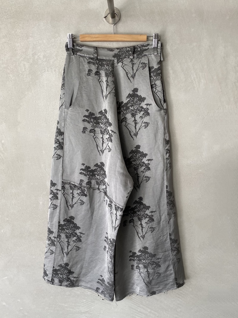 Pantalone oversize grigio in tessuto damascato con motivo floreale