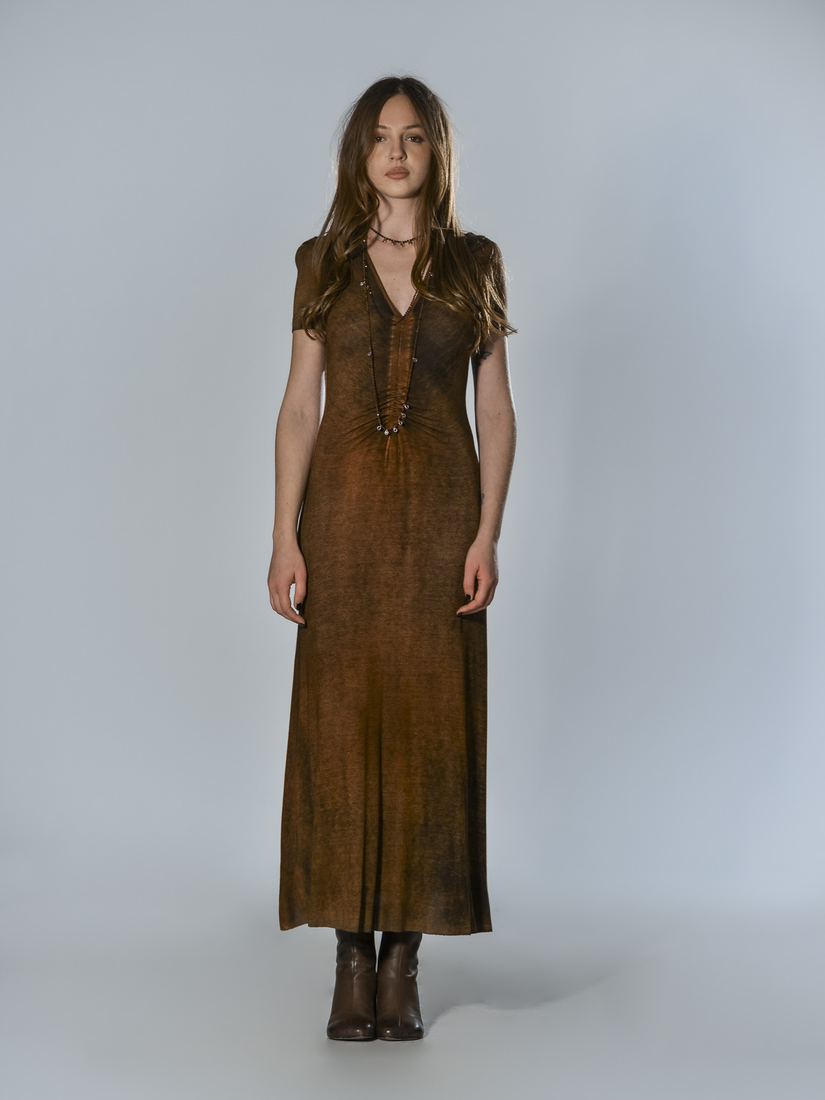 Abito lungo nero e antilope Avant Toi in jersey a costine con drappeggio centrale e trattamento spruzzato a mano